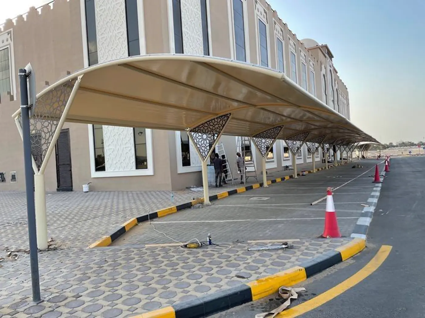 مظلة سيارات حديثة أمام فيلا في جدة